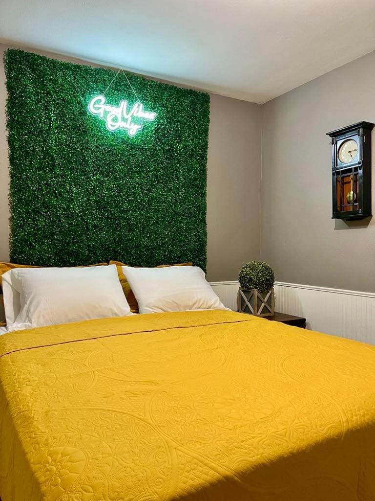 Cozy 3 Bedroom Home a short walk to Main Street Shadow Lake Dance Night Club House in Ozark Mountains