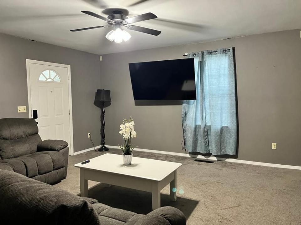 Cozy 3 Bedroom Home a short walk to Main Street Shadow Lake Dance Night Club House in Ozark Mountains