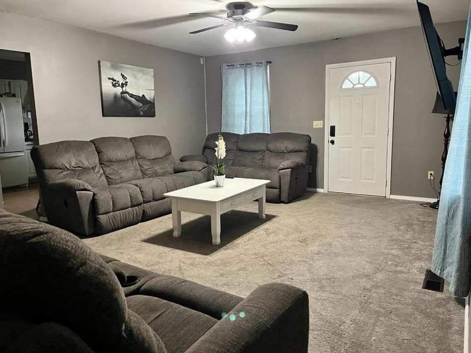 Cozy 3 Bedroom Home a short walk to Main Street Shadow Lake Dance Night Club House in Ozark Mountains