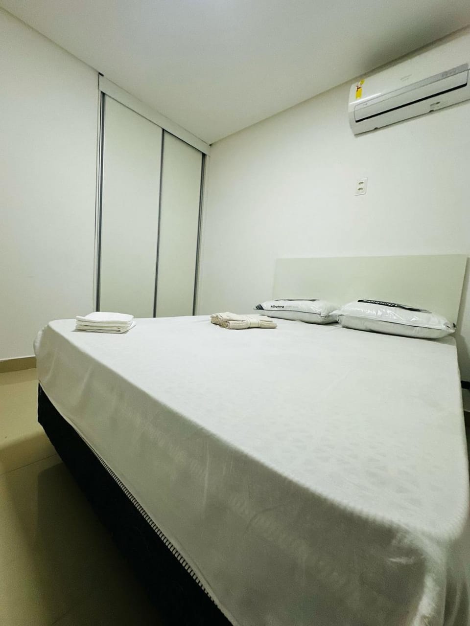 Bed, Photo of the whole room, Bedroom, locker, air conditioner