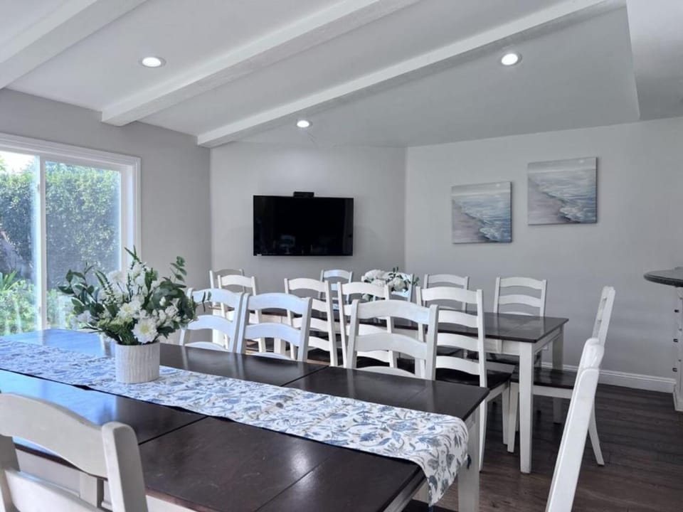 TV and multimedia, Seating area, Dining area