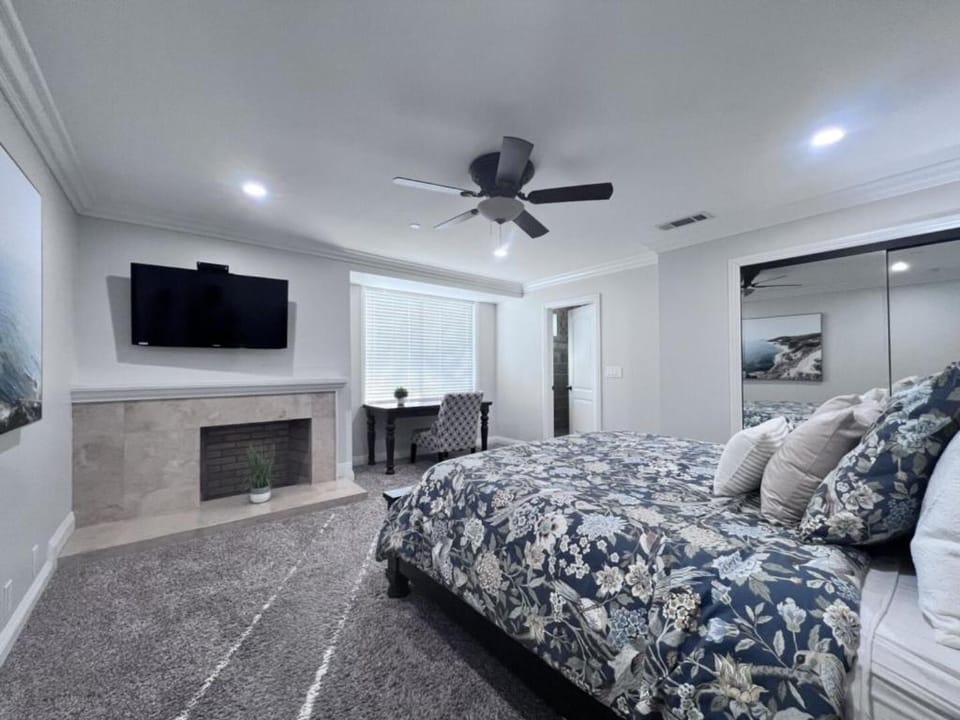 Bed, TV and multimedia, Bedroom