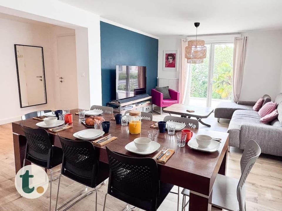 TV and multimedia, Living room, Seating area, Dining area