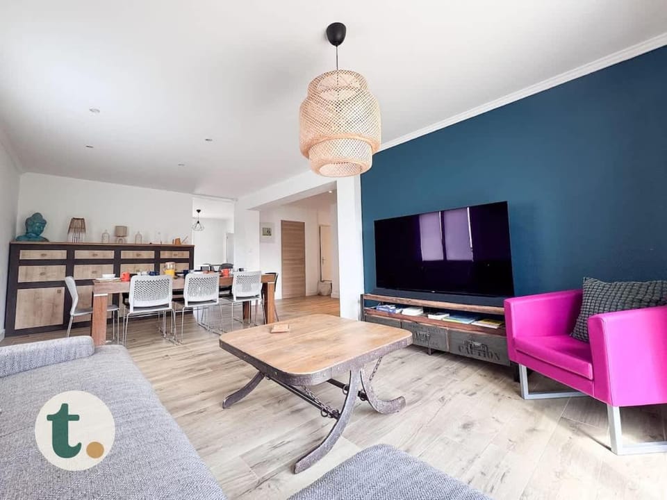 Communal lounge/ TV room, TV and multimedia, Living room, Seating area, Dining area