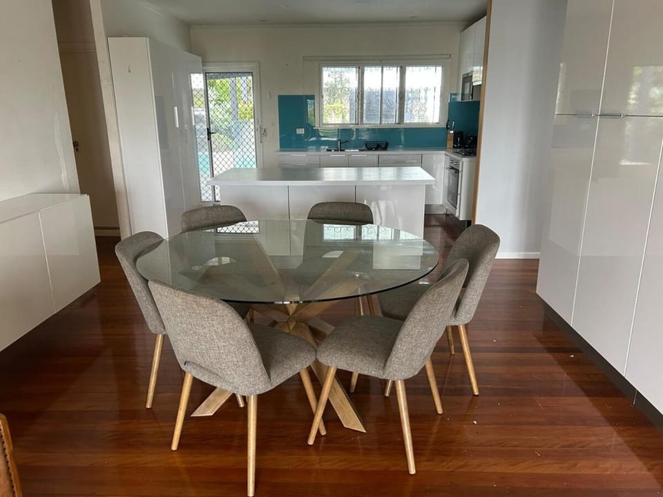 Hill top 2-bedroom home with charming view Apartment in Brisbane
