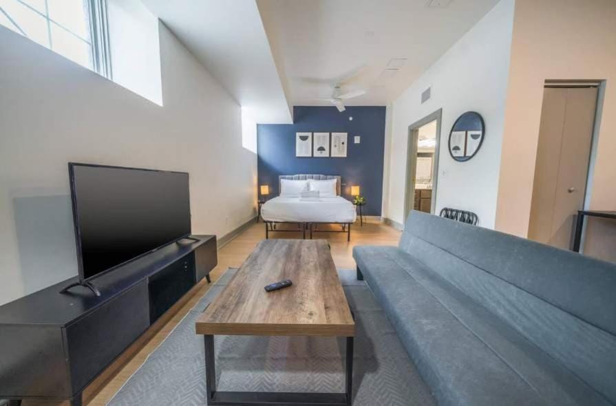 8 Unit Cozy & Bright Loft with Free Parking Apartment in Louisville