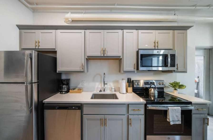 8 Unit Cozy & Bright Loft with Free Parking Apartment in Louisville