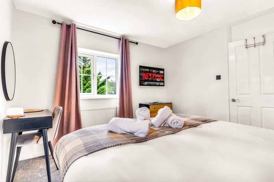 Bed, TV and multimedia, Bedroom, towels