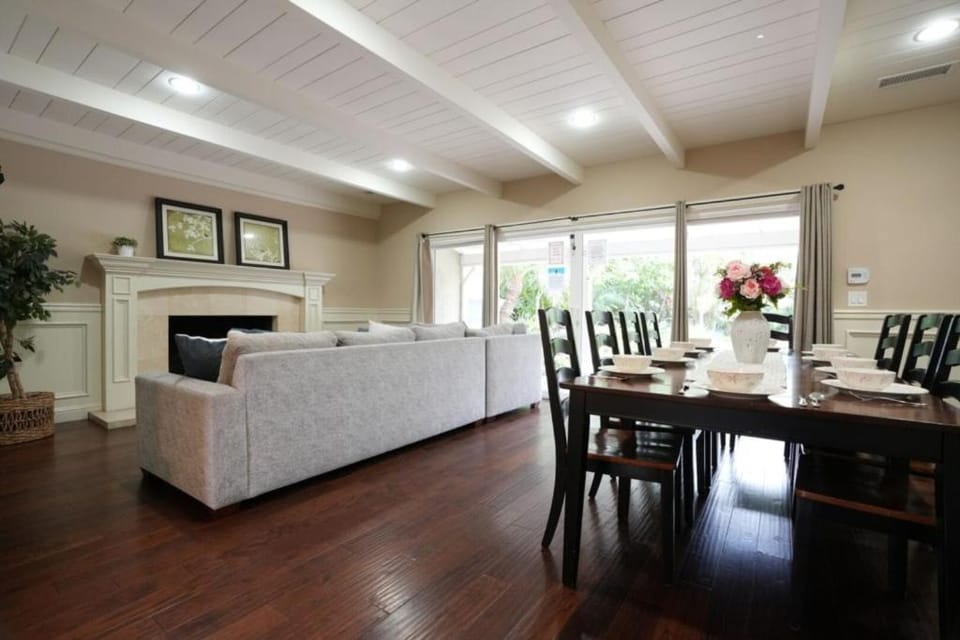 Living room, Seating area, Dining area