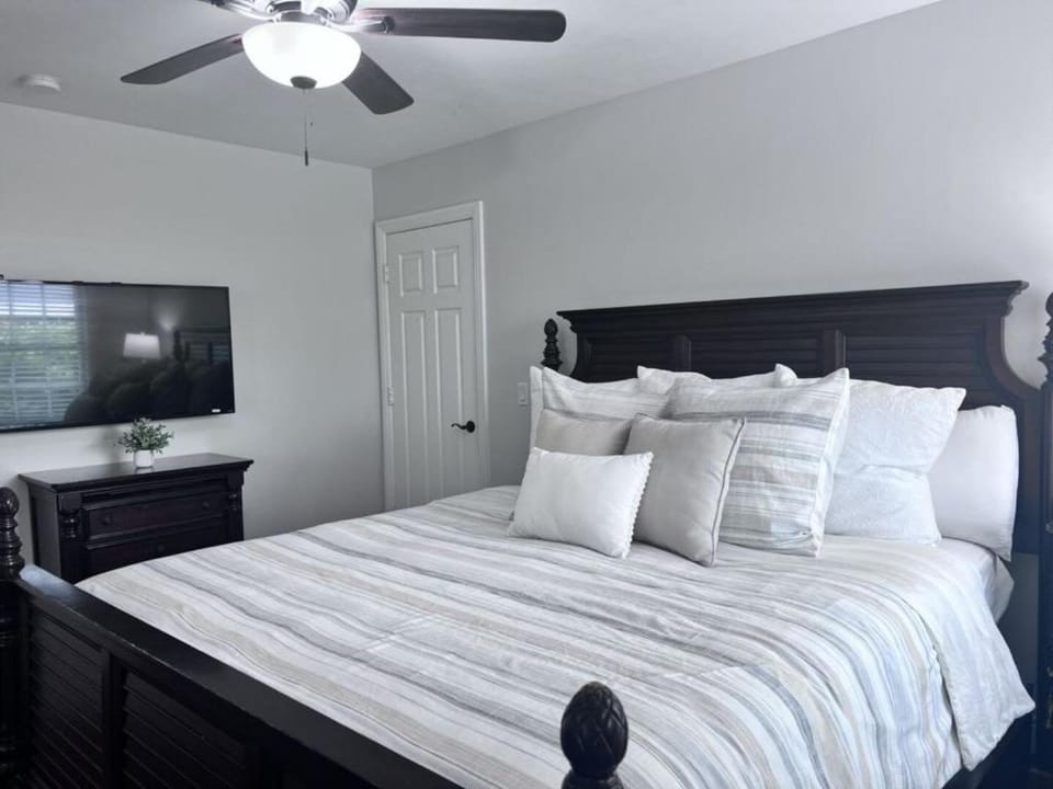 Bed, TV and multimedia, Bedroom