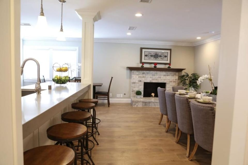 Seating area, Dining area, fireplace