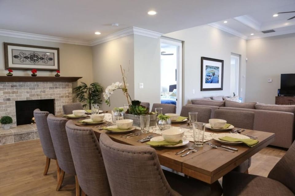 Seating area, Dining area, fireplace