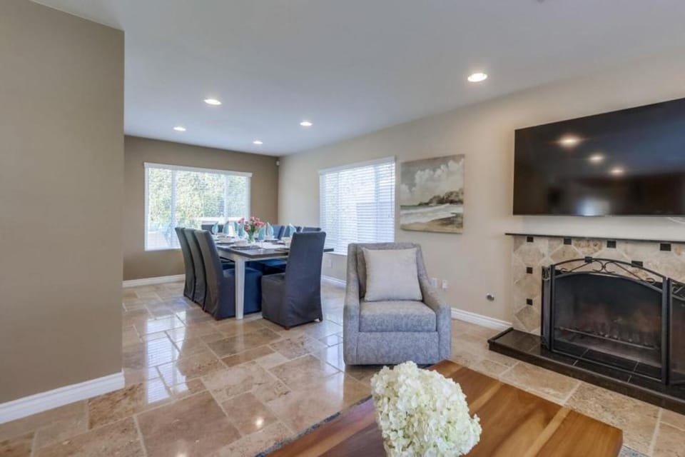 TV and multimedia, Living room, Seating area, Dining area