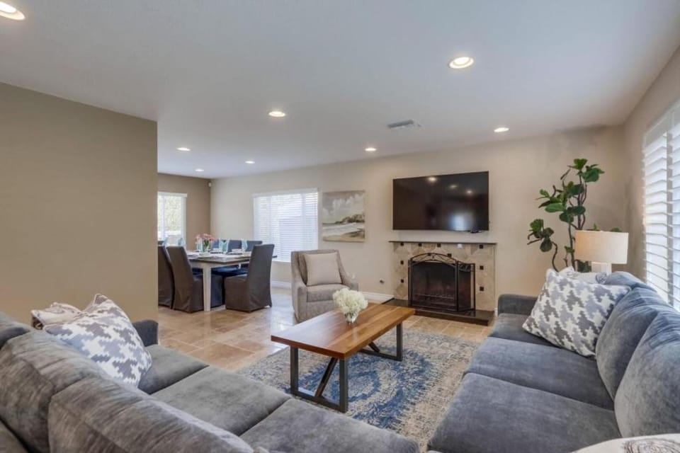 TV and multimedia, Living room, Seating area, Dining area