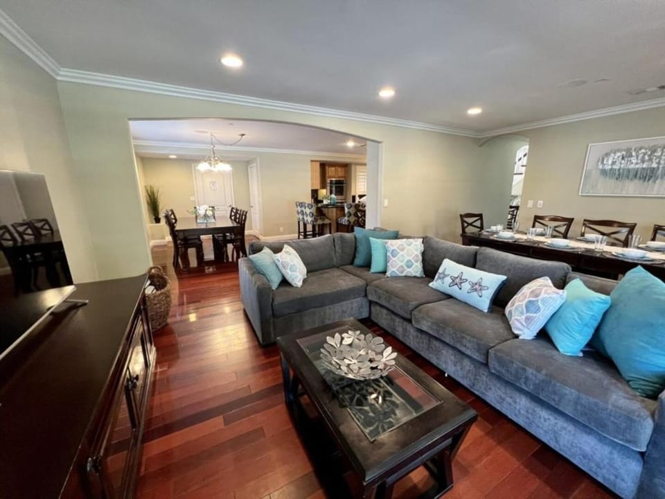 TV and multimedia, Living room, Seating area, Dining area