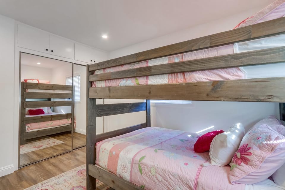 Beautiful Remodel 3 Bedroom 2 bathroom Home with Pool & Jacuzzi House in Fullerton