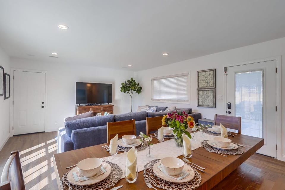 Beautiful Remodel 3 Bedroom 2 bathroom Home with Pool & Jacuzzi House in Fullerton