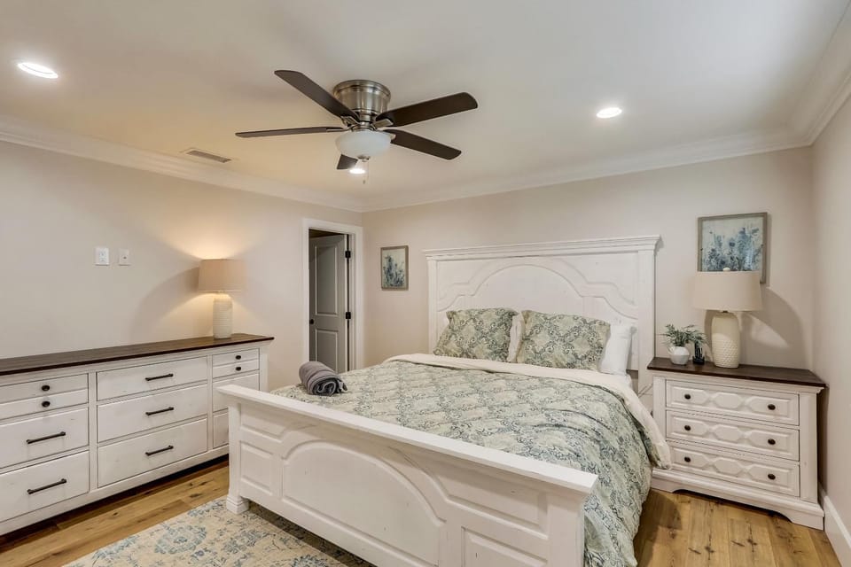 Gorgeous Upgraded 5 Bedroom & 4 Bath Home with Jacuzzi House in Villa Park