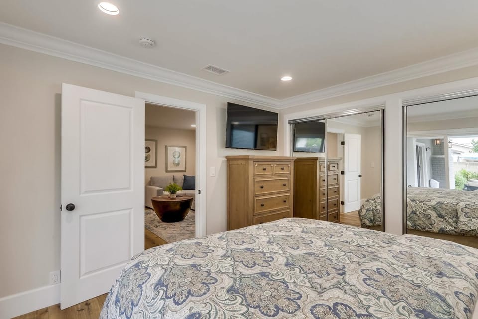 Gorgeous Upgraded 5 Bedroom & 4 Bath Home with Jacuzzi House in Villa Park