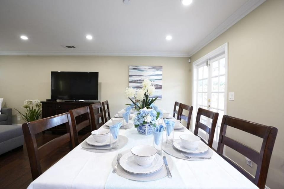 TV and multimedia, Seating area, Dining area