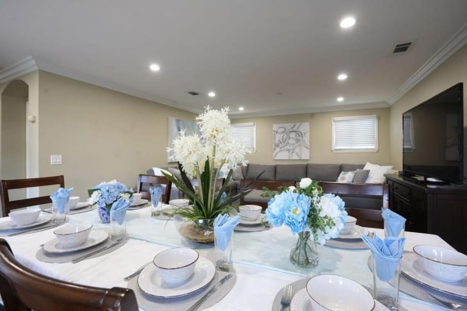 TV and multimedia, Living room, Seating area, Dining area