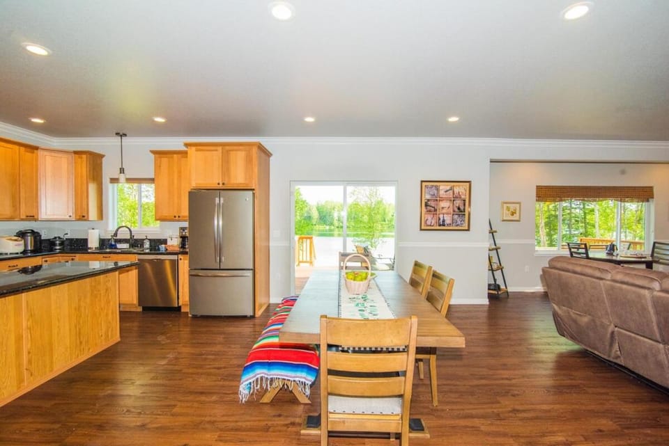 Serene Four Bedroom Lakefront Home House in Alaska