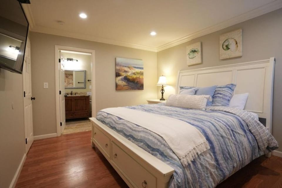 Bed, TV and multimedia, Bedroom