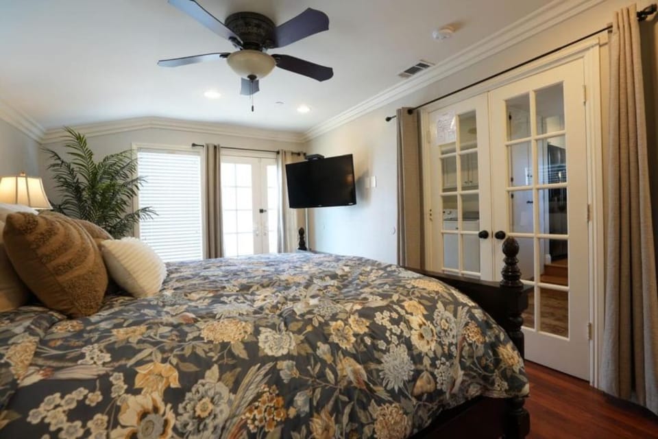 Bed, TV and multimedia, Bedroom