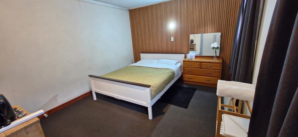 Hillcrest Term-Downstairs Room Apartment in Hamilton