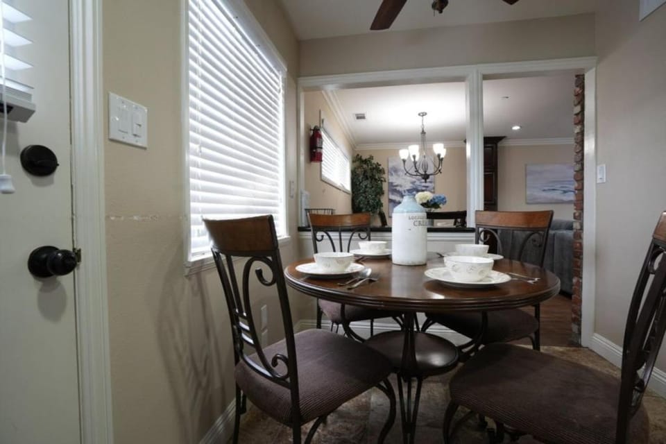 Coffee/tea facilities, Seating area, Dining area