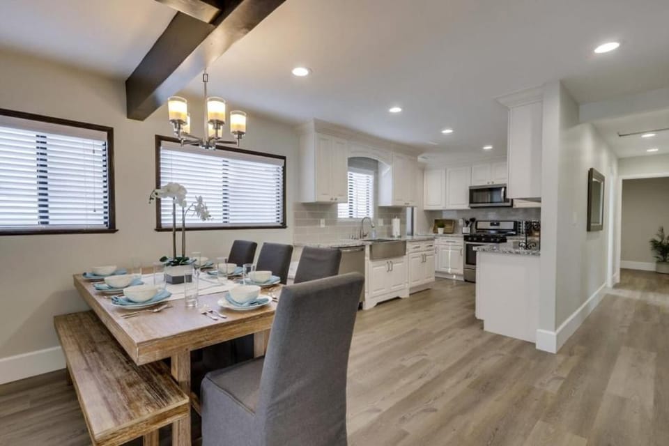 Kitchen or kitchenette, Dining area, stove