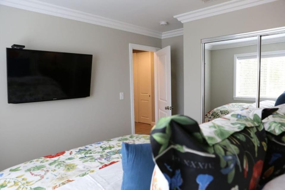 Bed, TV and multimedia, Bedroom