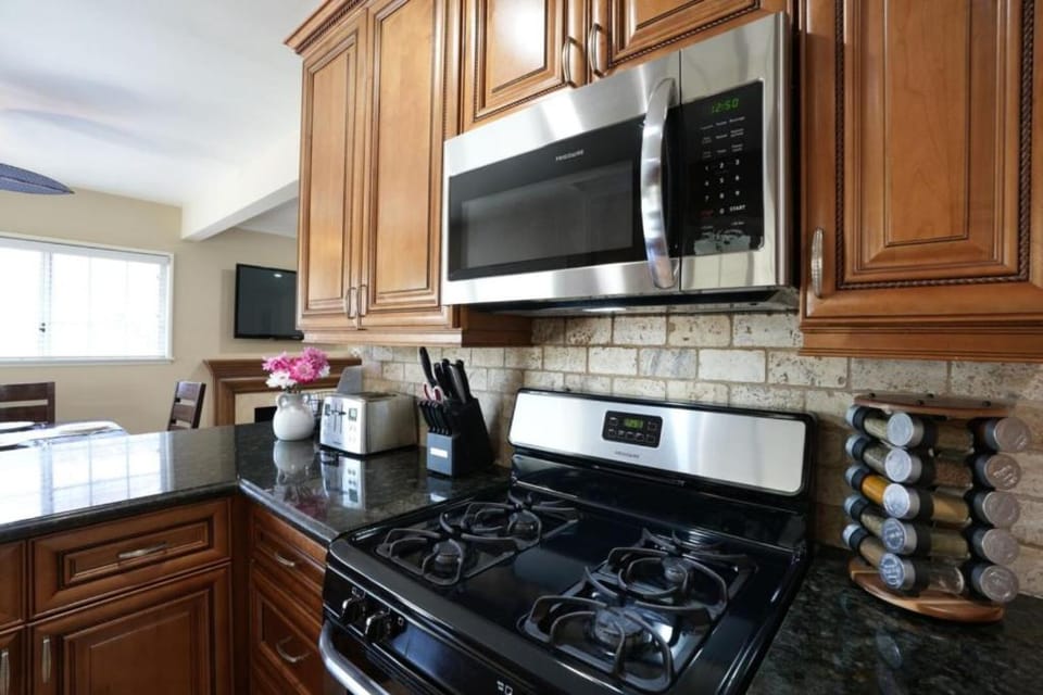 Coffee/tea facilities, Kitchen or kitchenette, oven, stove, toaster