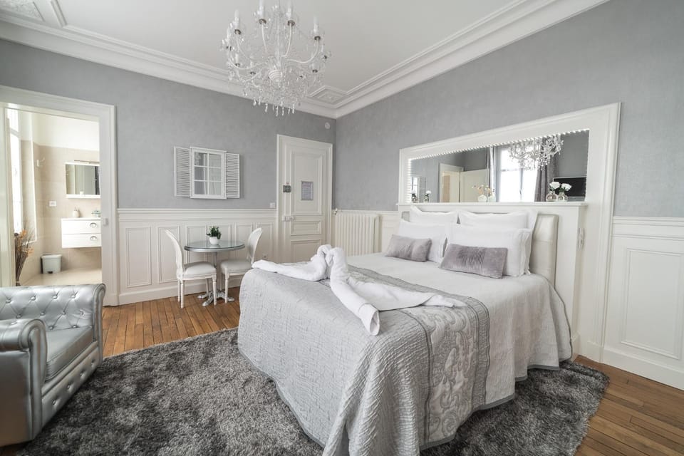 Day, Decorative detail, Bedroom, Street view