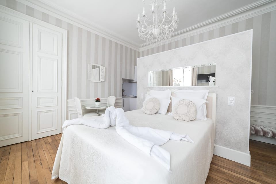 Bed, Photo of the whole room, Decorative detail