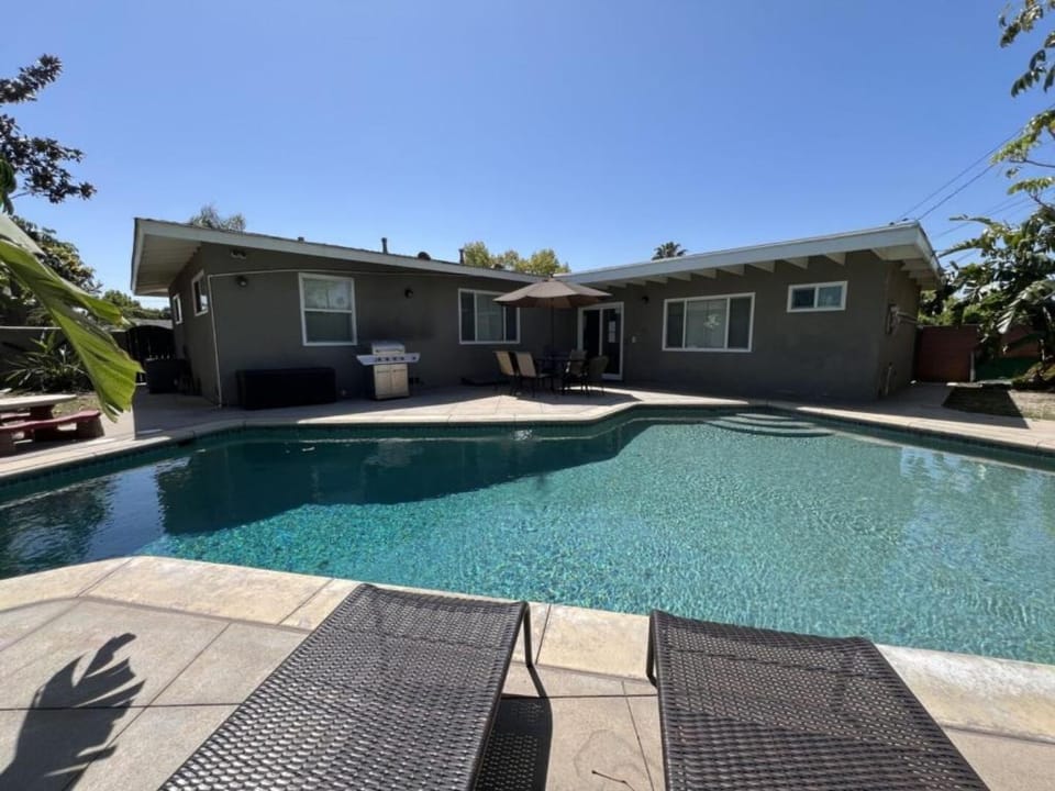 Property building, Day, BBQ facilities, Swimming pool, sunbed