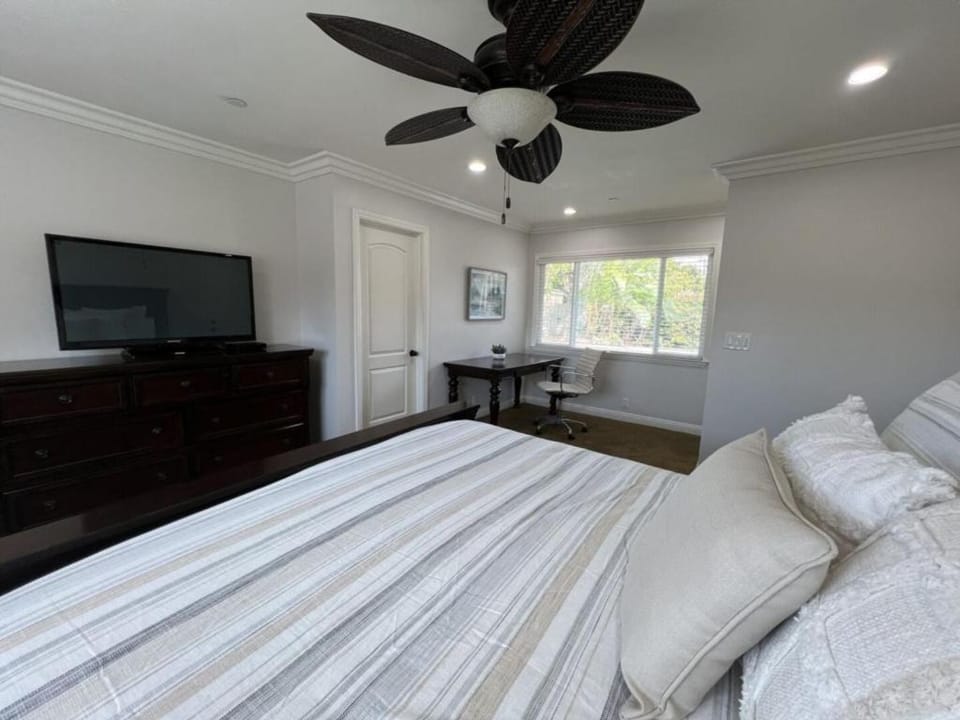 Bed, TV and multimedia, Seating area, Bedroom