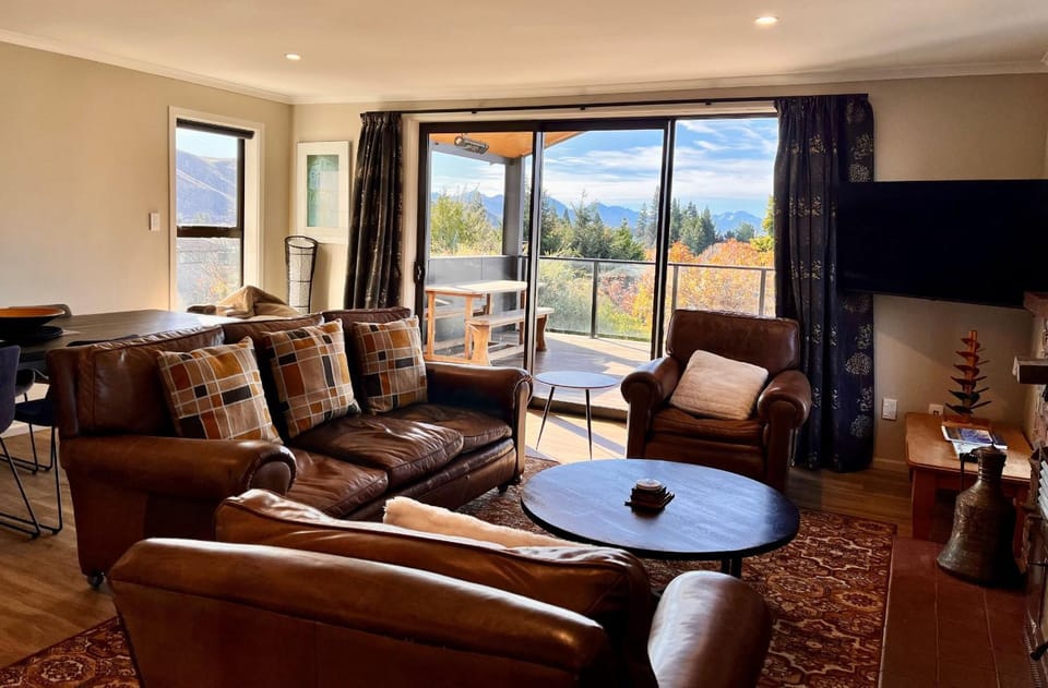 Natural landscape, TV and multimedia, Living room, Seating area, Dining area