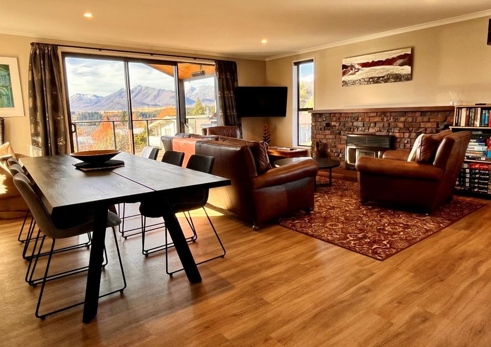 View (from property/room), Living room, Seating area, Dining area, Mountain view