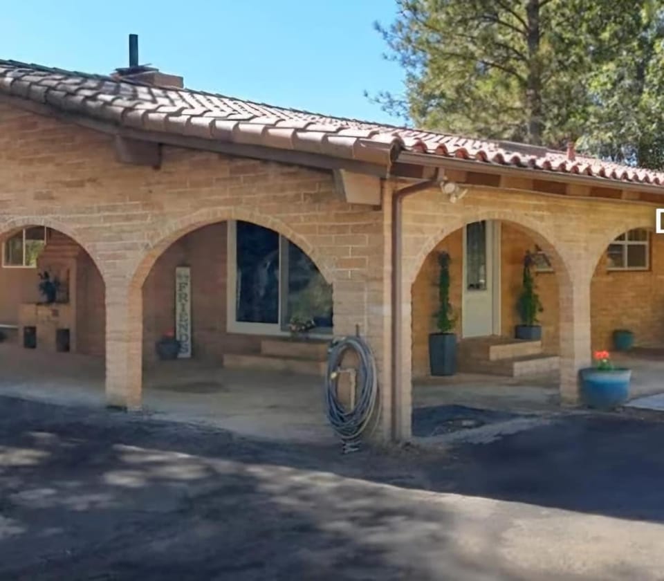 La Dolce Villa Pond Retreat in Yosemite House in Sierra Nevada
