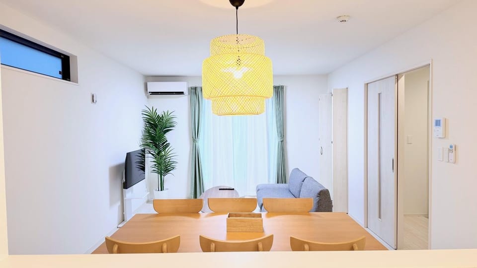 TV and multimedia, Living room, Seating area, Dining area, air conditioner