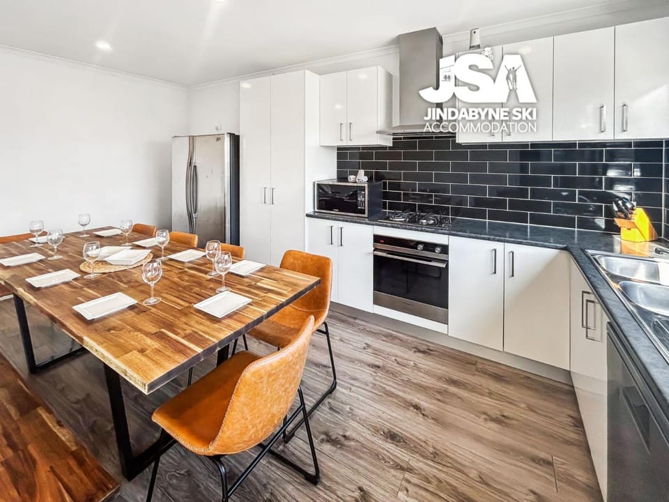 Kitchen or kitchenette, Dining area, dishwasher, oven, stove