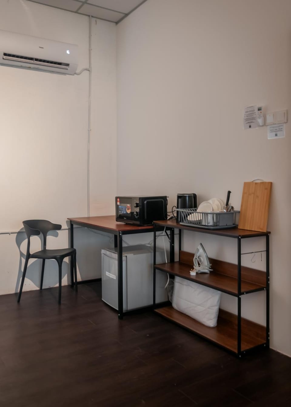 Kitchen or kitchenette, air conditioner