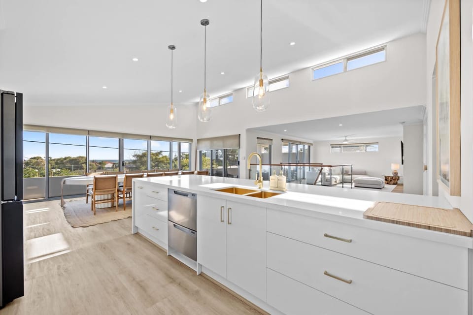Silver Sands Sanctuary - 6BR Beachside Luxury House in Mandurah