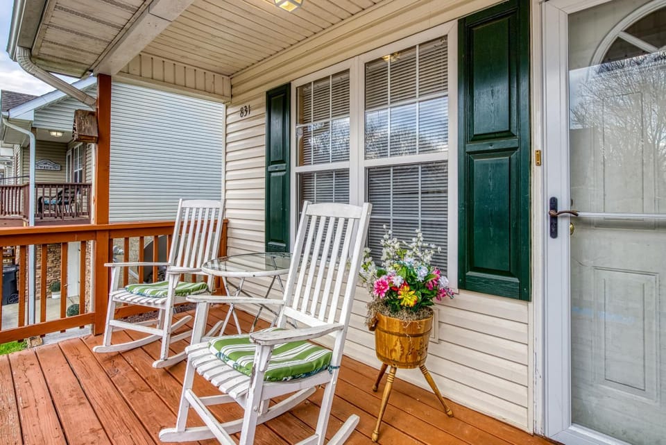 Property building, Facade/entrance, Day, View (from property/room), Balcony/Terrace, pet friendly