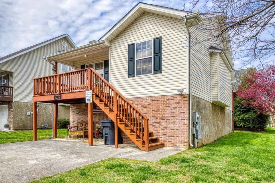 Property building, Spring, Day, Balcony/Terrace, Seating area, Parking