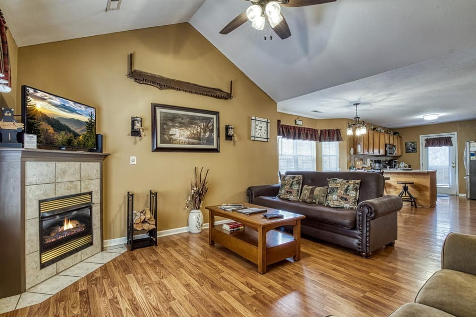 TV and multimedia, Living room, Seating area, Dining area, fireplace, pet friendly, kitchen