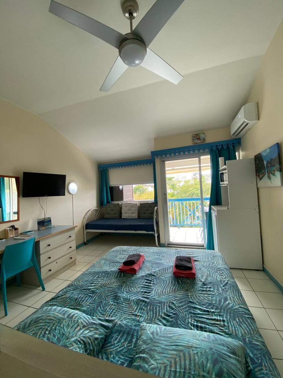Bed, TV and multimedia, Photo of the whole room, Bedroom, towels