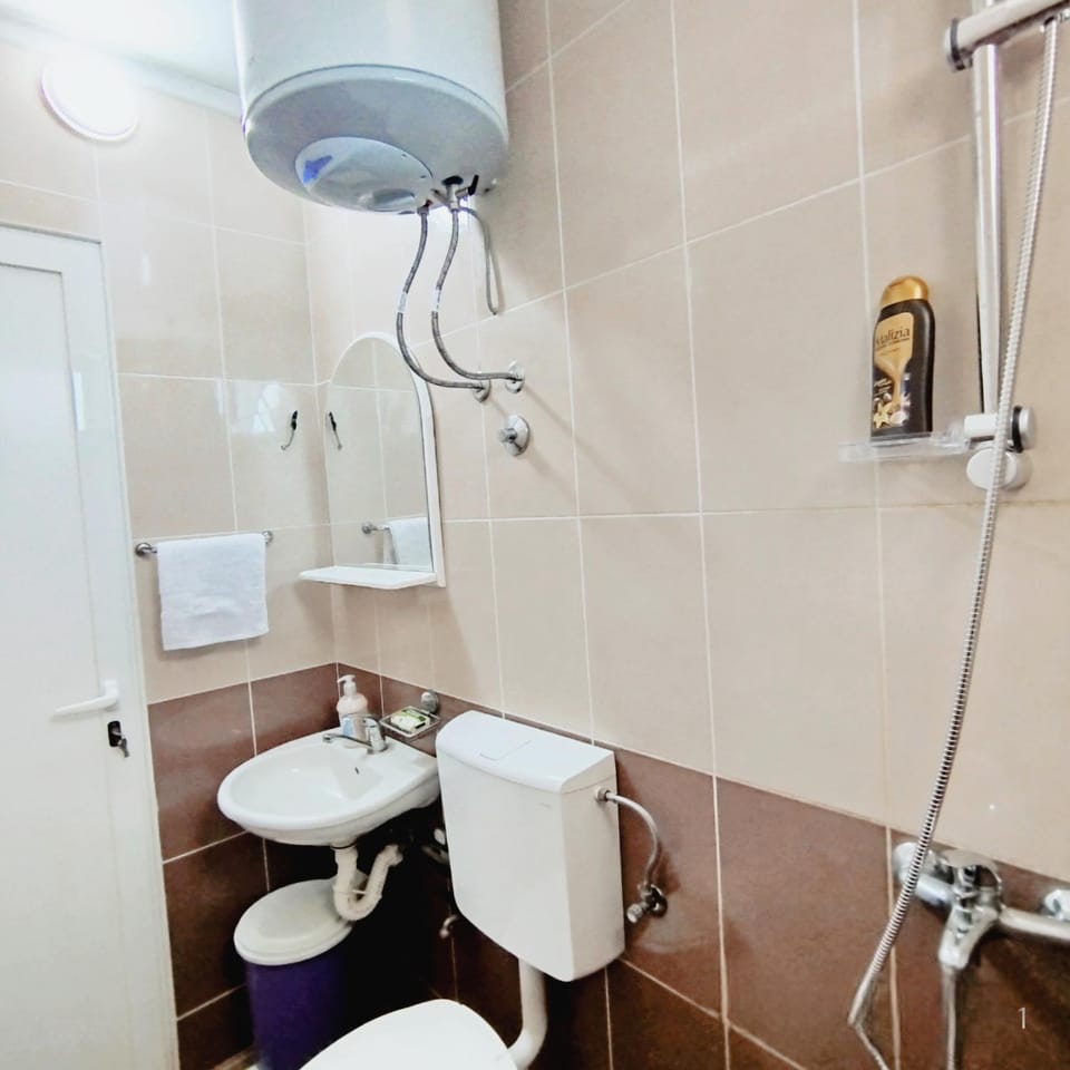 Shower, Toilet, Bathroom, towels