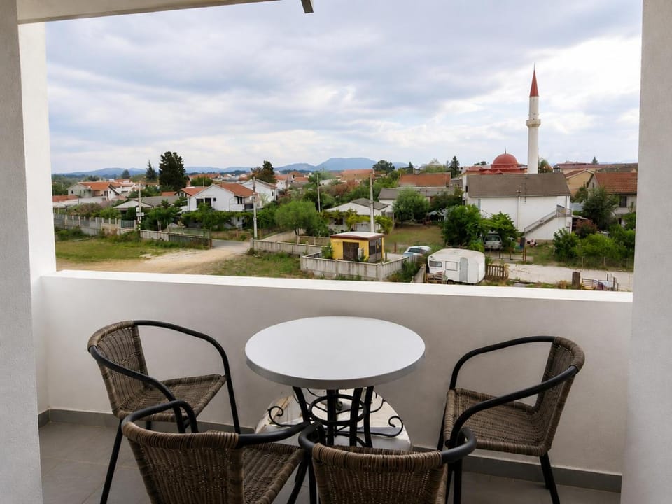 Property building, Patio, Day, View (from property/room), Balcony/Terrace, Dining area, City view, Parking